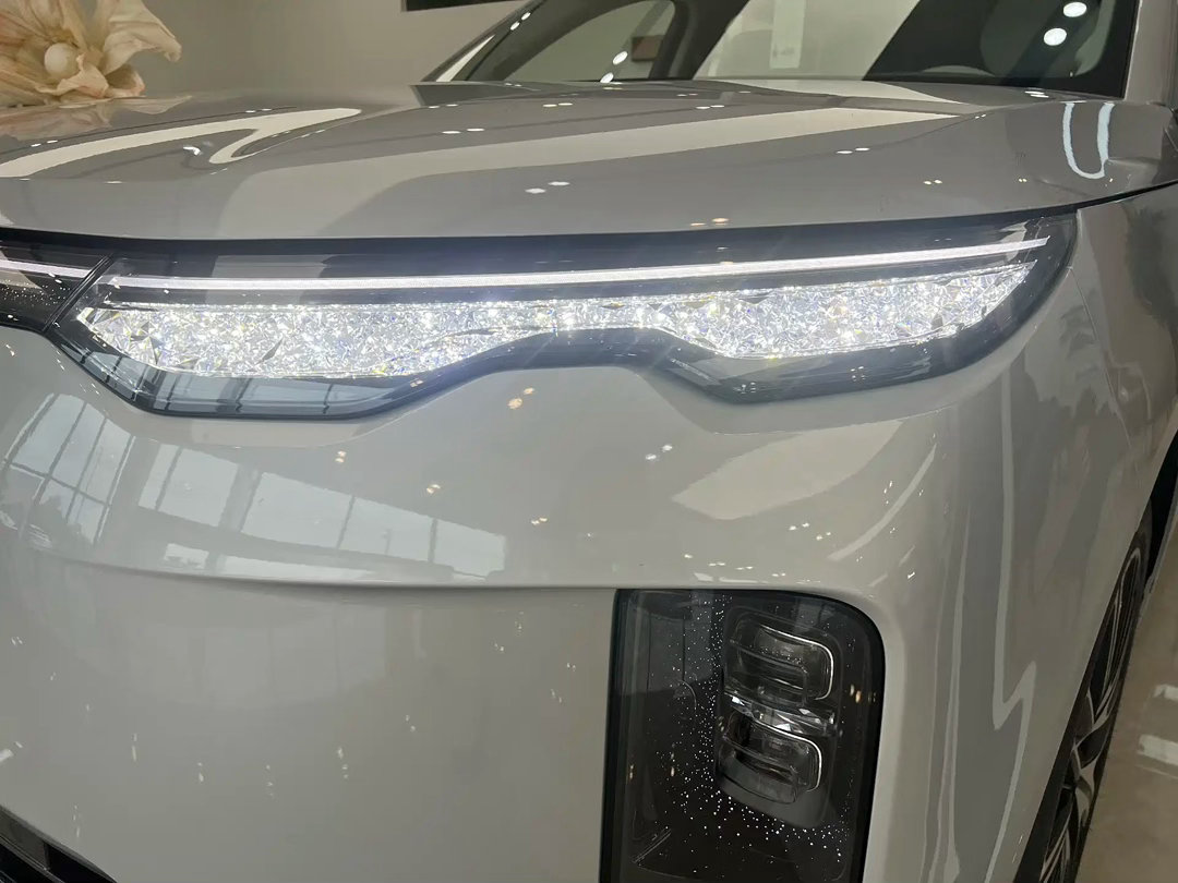 比亚迪海狮08于2026年9月正式上市，定位中大型家用SUV，提供纯电、插混两套动力版本。车身长宽高