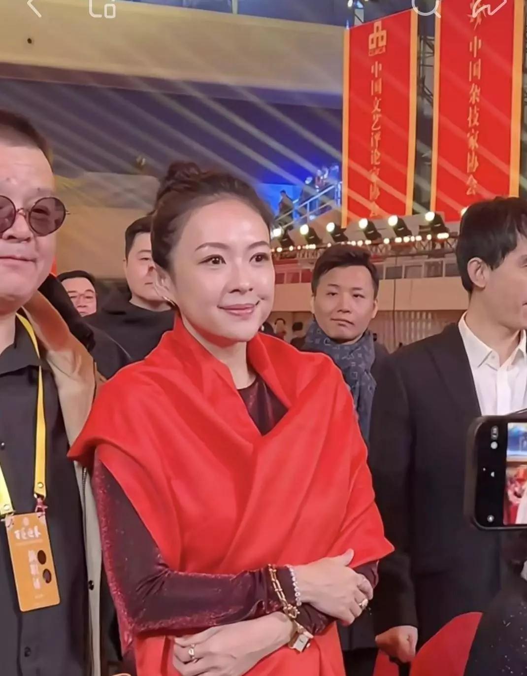 章子怡百花迎春红裙亮相挪座显教养眼神温润圈粉2026年百花迎春晚会录制现场