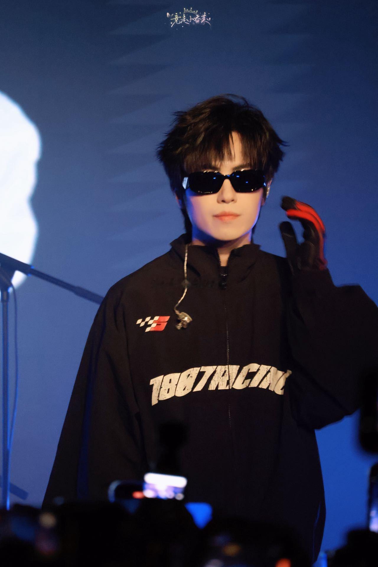 梓渝魏宏宇巡演隔空同框镜头扫到梓渝时，他手里还攥着上次当嘉宾时的应援物，瞬间被