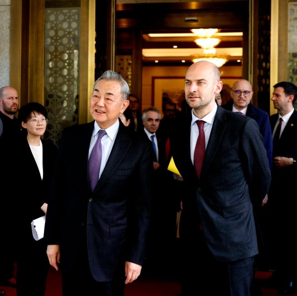 6月6日星期五，中国外长王毅应约与法国外长巴罗通话。王毅表示：“中法都具有独