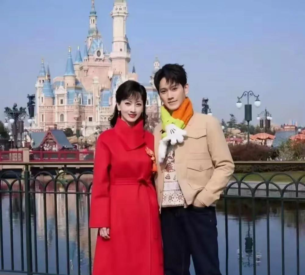 妈妈的好基因没浪费，儿子的五官、气质都很像妈妈……怪不得赵雅芝总想托举儿子进娱