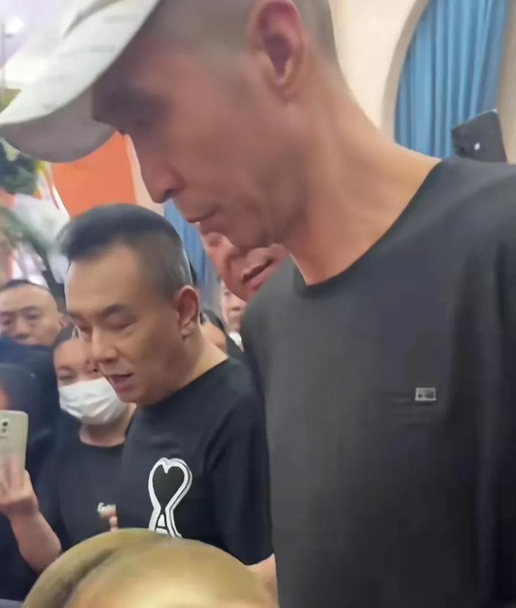 杨少华去世，杨议在葬礼上坐着敲鼓，旁边站着几个人敲锣。第一次见这样的风俗，用当