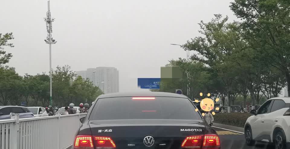 今天接孩子，无意中瞟了一眼前面车子的标志，差点让我以为自己出现幻觉了，再定睛一看
