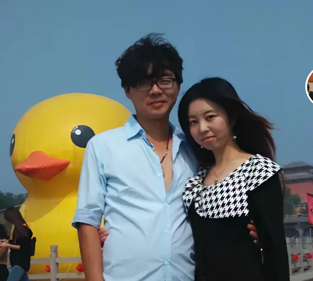 快报，田静和郭威的老照片曝光了。看着年轻时候的田静并不丑呀！穿衣打扮也不