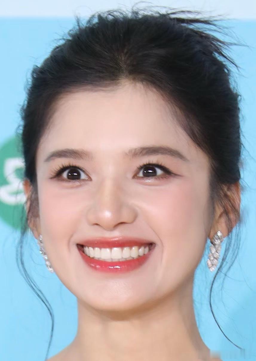 张婧仪这个牙齿长的真好