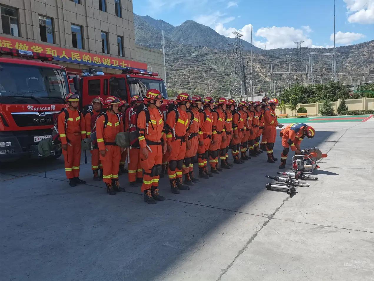 天刚蒙蒙亮，甘肃这边地皮猛地一抖，像有人从底下掀桌子，哗啦一声，房子抖、灯晃、狗