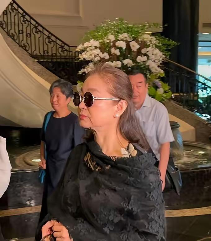 曾经多少男人心中的女神，娱乐圈第一美女，岁月不饶人也老了，你能认出是谁吗？