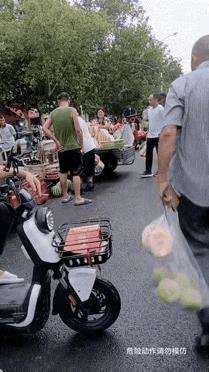 老人伸长脖子让男子砍，男子怂了把刀放下，老人居然又把刀拿起来递给男子，要求男子砍