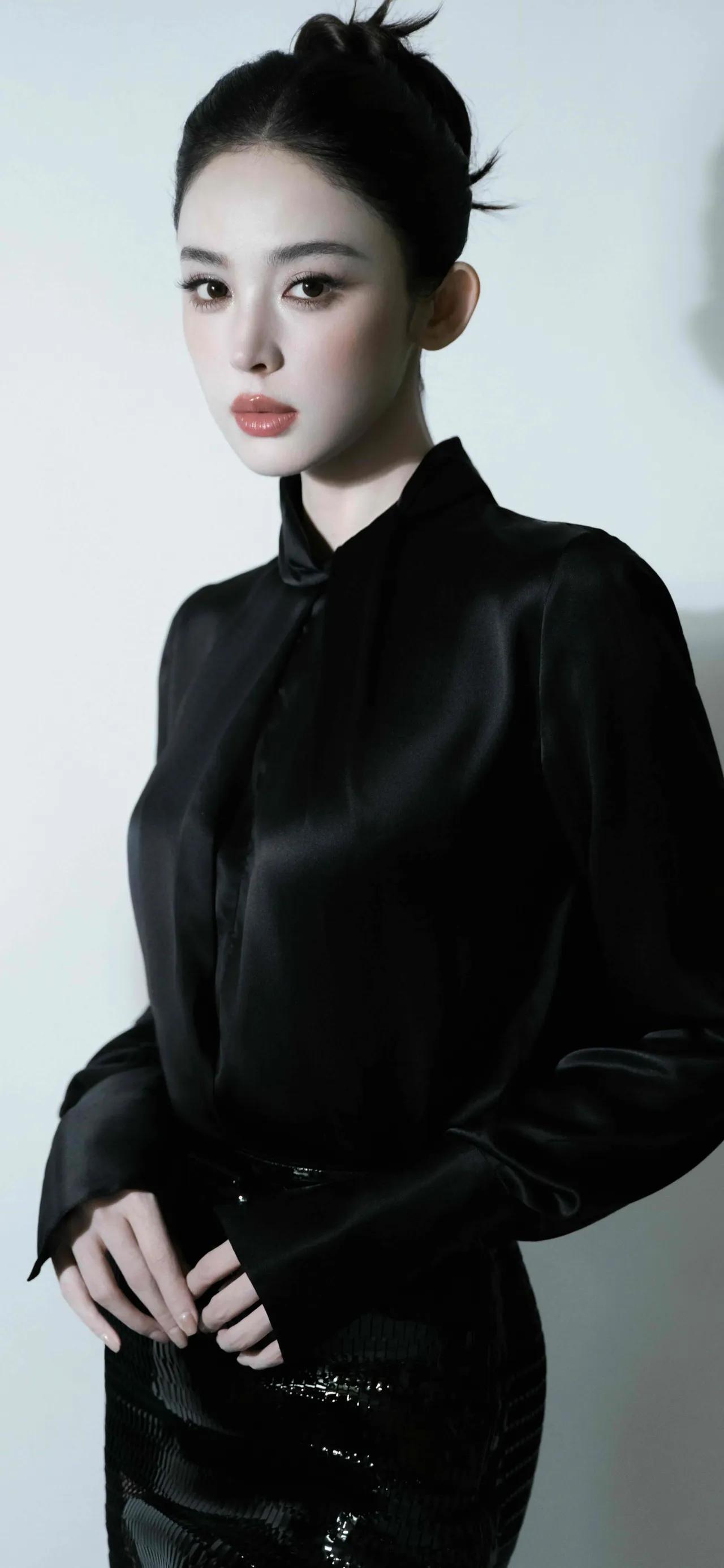 美女壁纸～古力娜扎这组黑调造型太绝了！缎面立领衬衫搭配亮片鱼尾半裙，利落盘发衬出