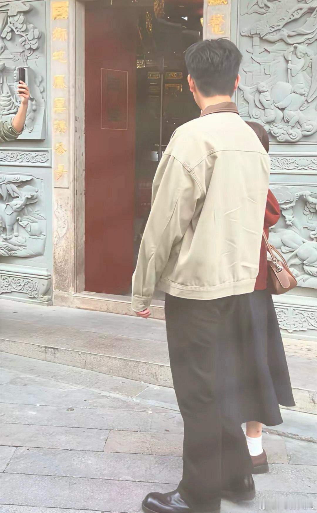 知道的是演情侣，不知道还以为是爸爸带女儿，哪个人才让张子枫来演偶像剧的啊……已知