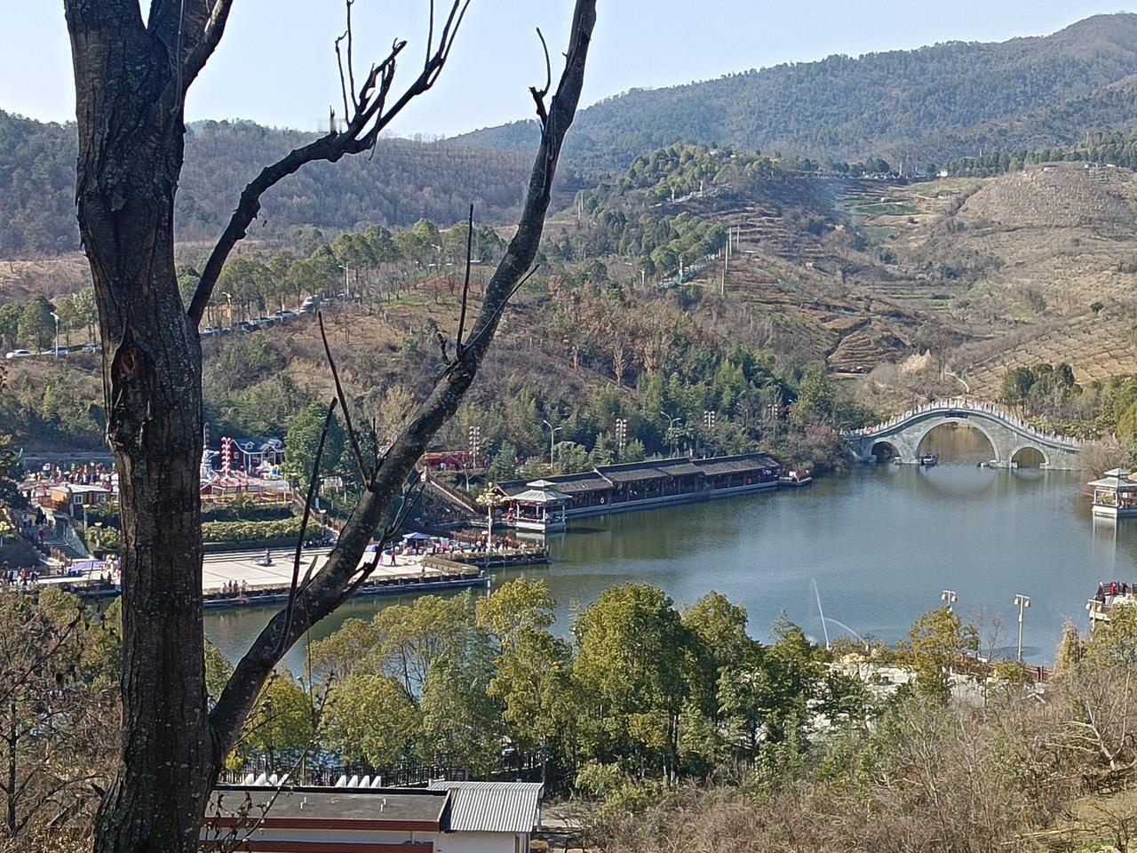 我和老婆去我舅舅家拜年，刚坐了一会儿。突然，老婆要拉我走。我问她:“才刚来，为