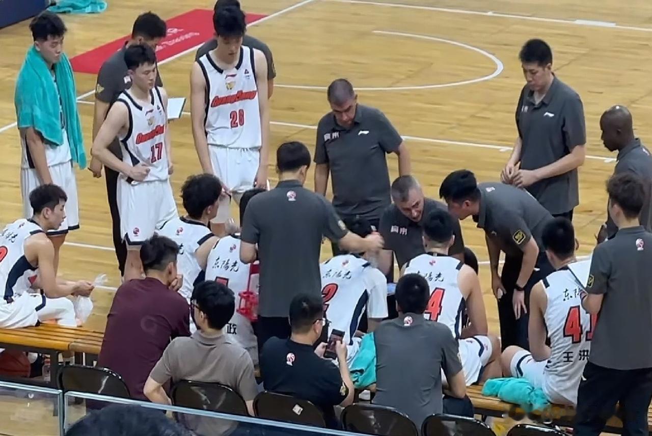 广东男篮主教练太斯文了！今天晚上，广东男篮在肇庆体育馆对阵深圳男篮！当双方比分