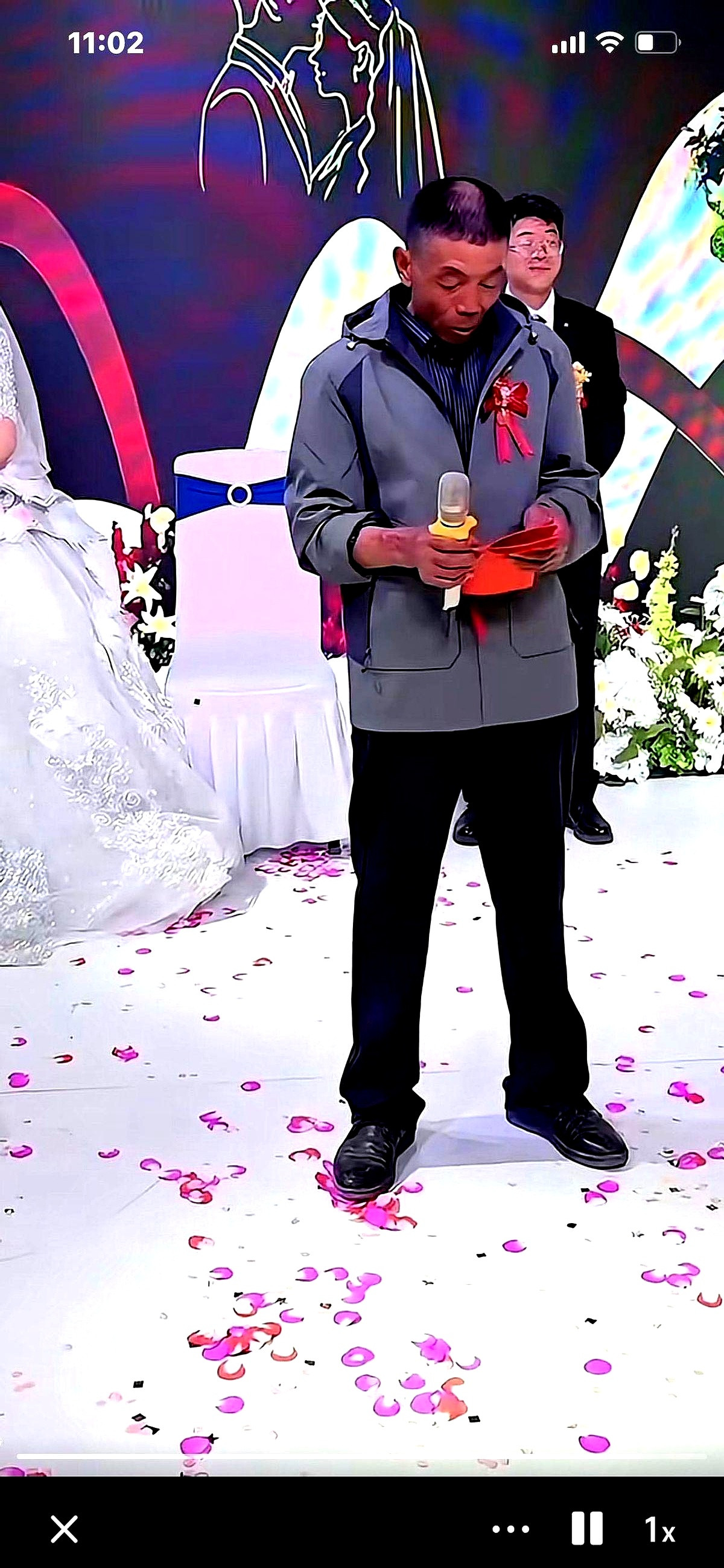 婚礼，人生大事。可现在的婚礼，越来越像一出戏。新郎父亲上台致辞，手里拿着