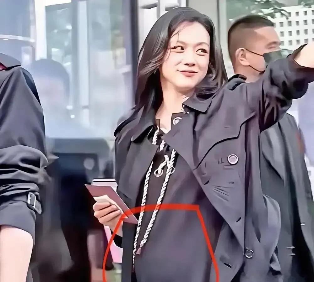 汤唯，46岁，刚生完二胎。产房在香港养和医院，个人套房那种。9年前她生大女儿，住