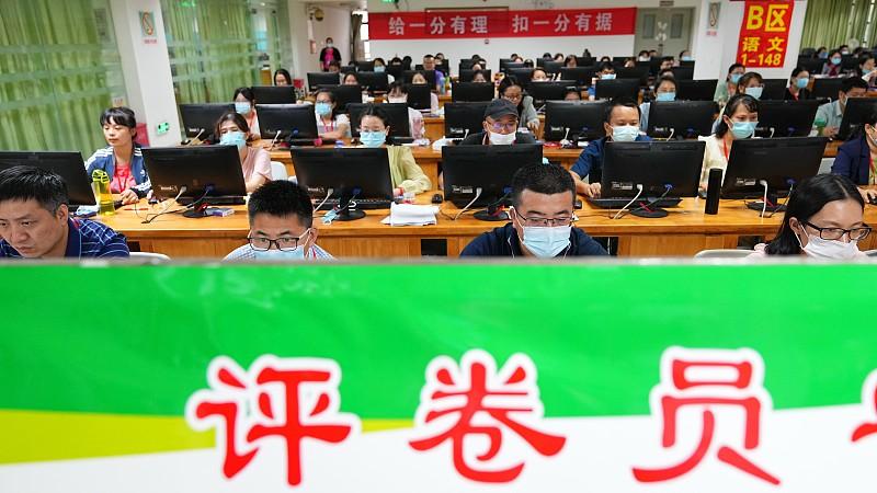 这个国庆假期，我们学校有教师被投诉了。原因是那名教师每天让家长去打印试卷，家长