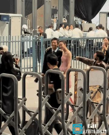 这估计，是邓超最尴尬的时候作为金鸡奖主持人，接受采访时，倪妮一把搂住了邓超，