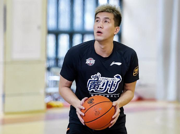 陈国豪：伦哥，现在国内篮球圈就属你最潇洒了吧？偶尔打下，就顶薪到手了。郭艾伦：