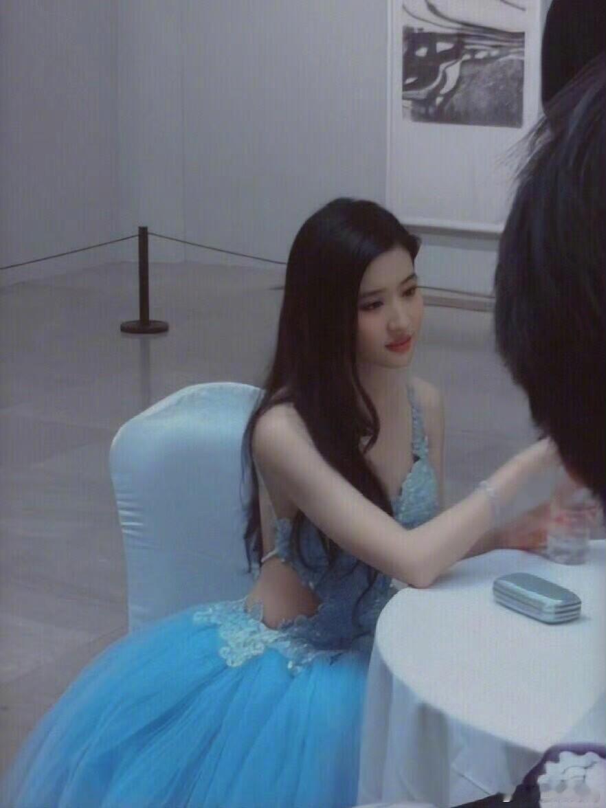 刘亦菲最接近本人的一张图刘亦菲的高级感，是没戴珠宝却珠光宝气的