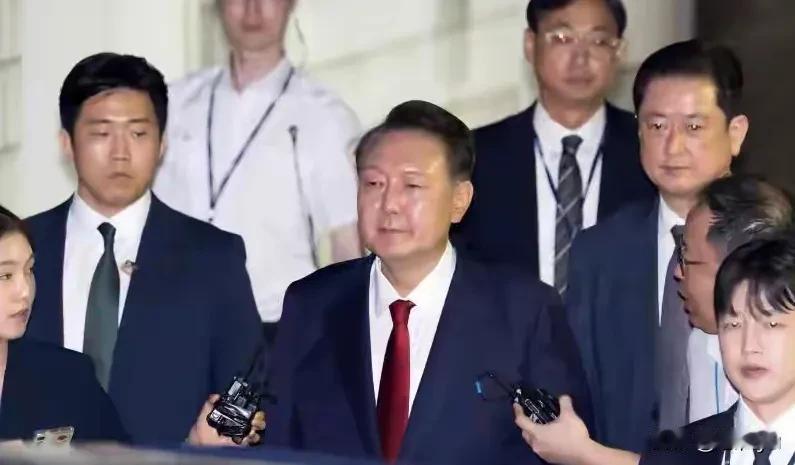 韩国总统府戒严当晚监控曝光，多名内阁成员参会，无人劝阻。14日，韩媒报道，韩国法