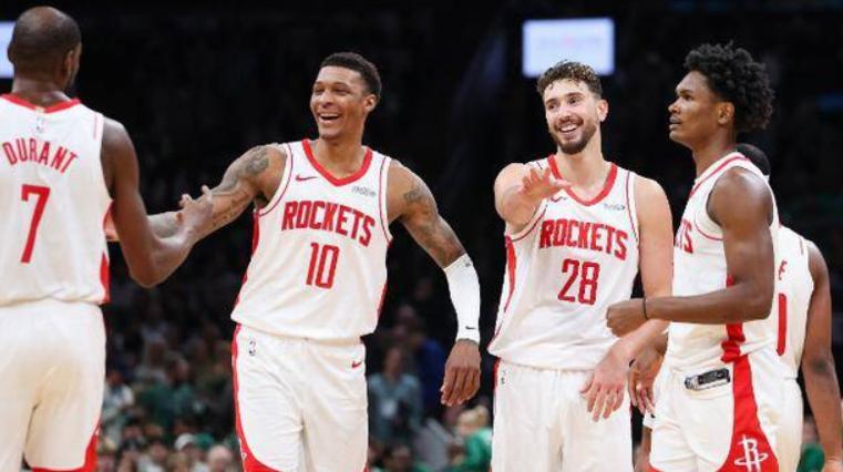 NBA季前赛，火箭对阵强大的雷霆的比赛中，出现了非常奇葩的一幕。在第二节下半段开