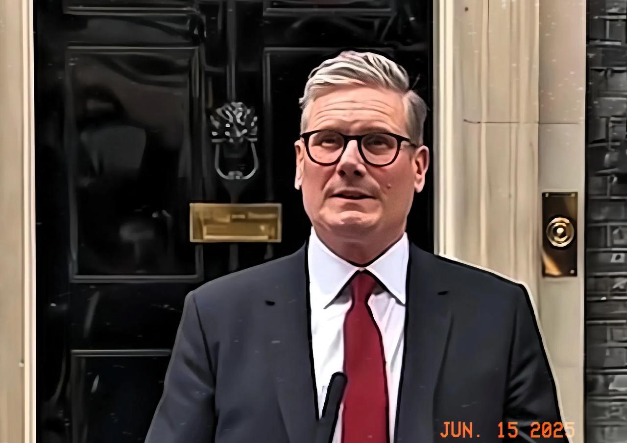 摊牌了，英国首相斯塔默近日公开对外表示，英国不会在完全没有美国提供空中保护的情况