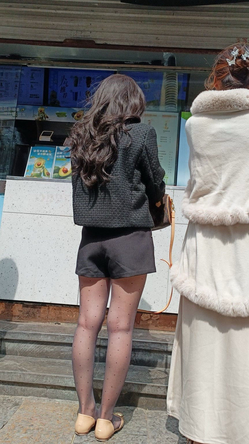 细波点薄黑丝搭高腰短装+浅鞋，柔焦腿型还能秒拉三七分比例，甜酷又显长。时尚穿搭丝