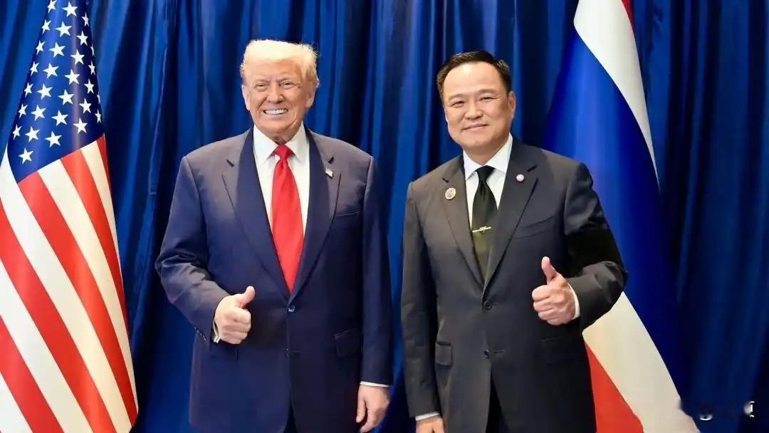 特朗普亲自打电话给泰国总理阿努廷要求其立即停火，并警告「不停火就追责」。泰国