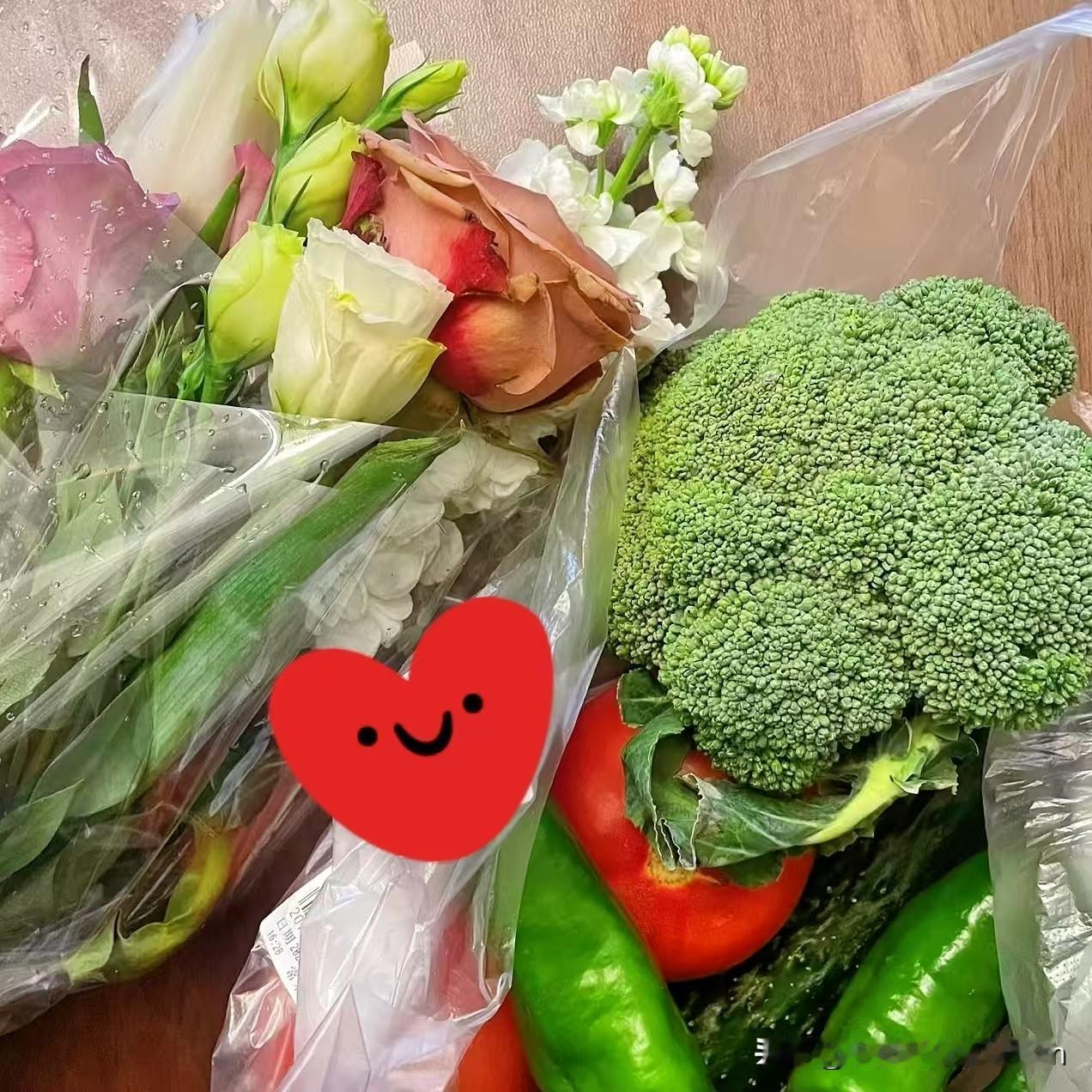 成年人下班，既要买菜又要买花，买菜填饱肚子，买花装点生活，哪个都