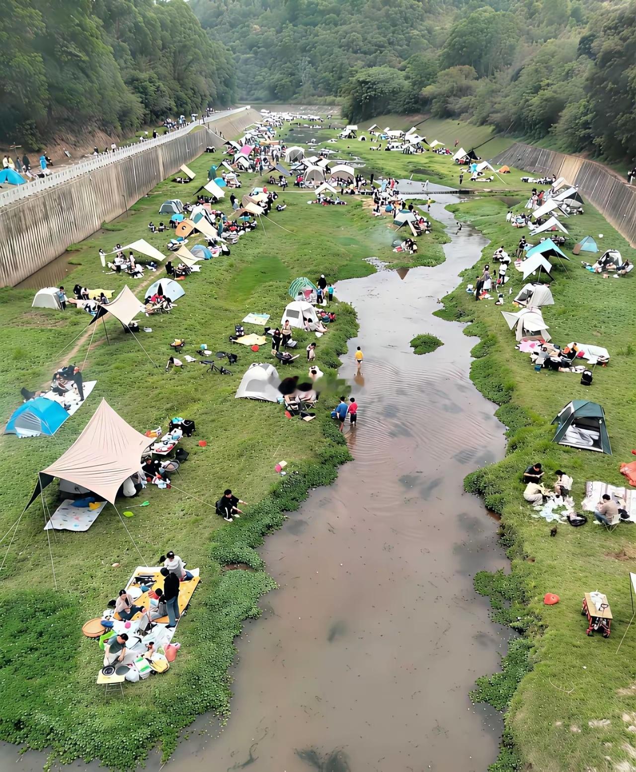 如果上游有雷阵雨山洪爆发，一个都跑不掉