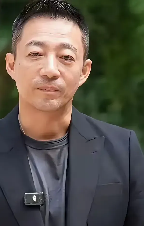 汪小菲才四十多老成这样是什么原因呢？被反噬吗？还是压力过大？还是纵欲过度身体被掏空。大S走后，再也看