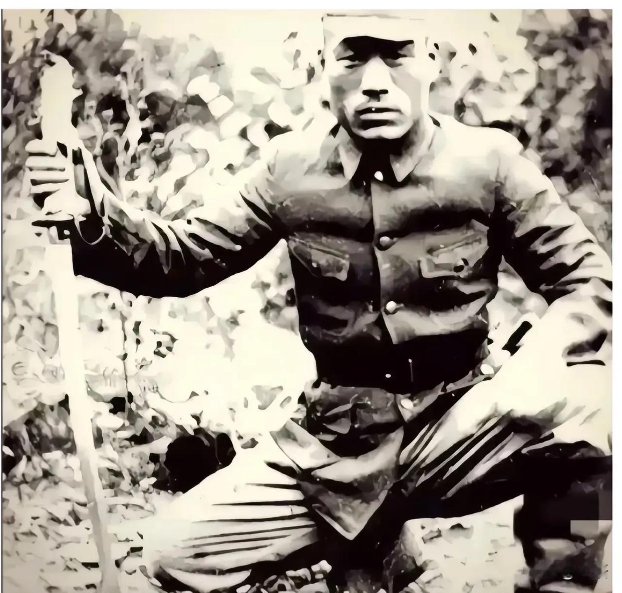 忍辱复仇终成烈士：伪团长刘书旺的血色抗争1940年，伪军头子进村抢粮食，回