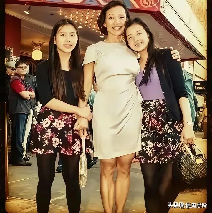 陈冲和她两个女儿小时候的合影，简直是家庭温馨的完美定格。大女儿许文婷长相普通却气