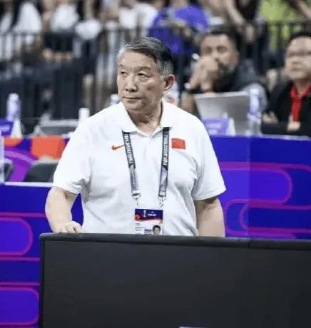 不查不知道，一查吓一跳，我终于知道李缘为什么是中国女篮的首发后卫了！之前我还纳