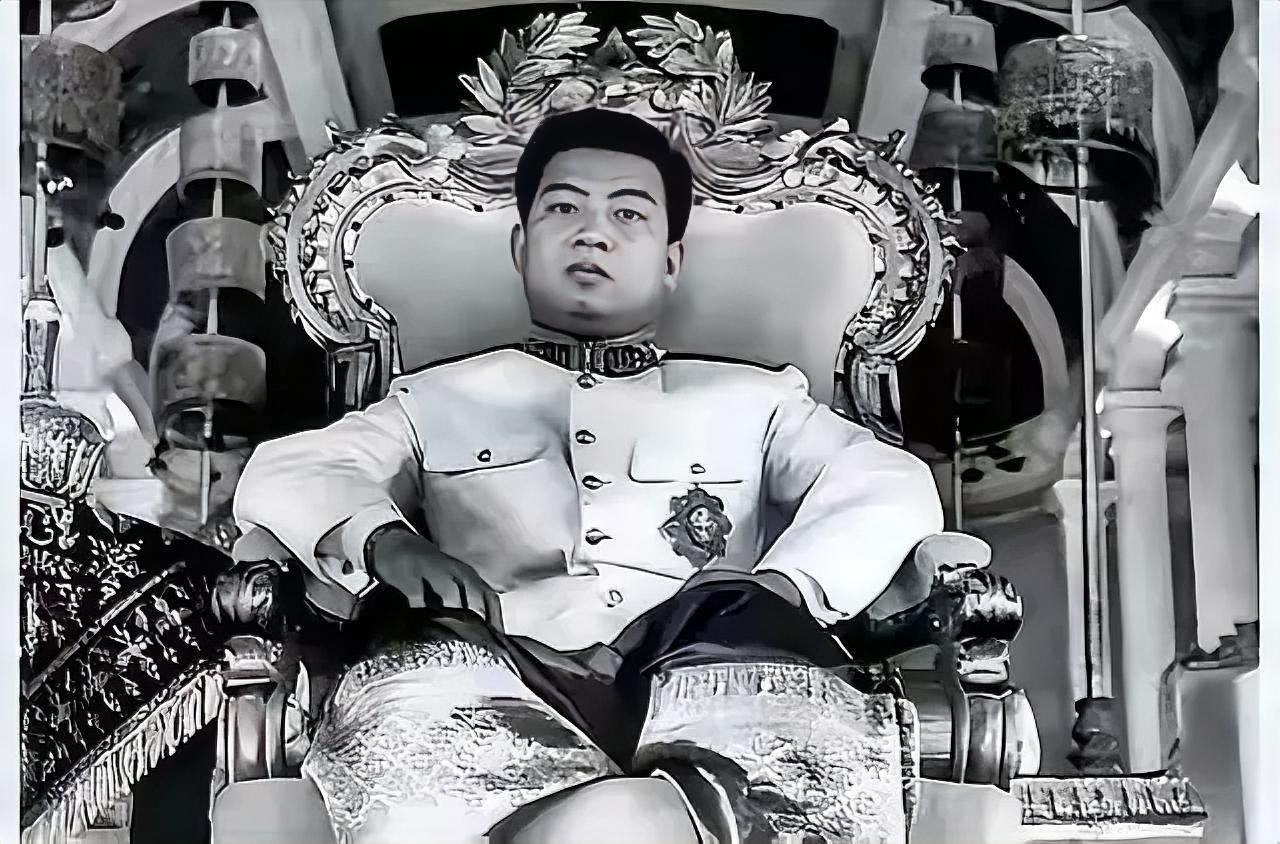 1941年的金边王宫，19岁的西哈努克刚登基不久。庆典上，他目光落在姨妈蓬珊莫尼