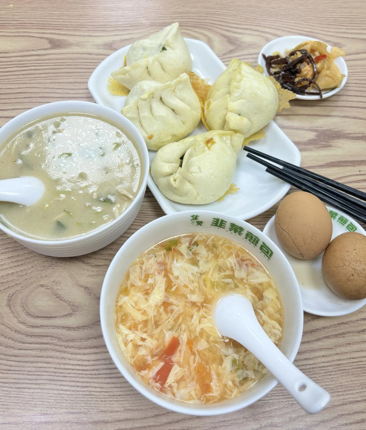 午吃饱，晚吃少。所以，一日三餐中，晚餐应该少吃一点。我们家一日三餐，是这样安