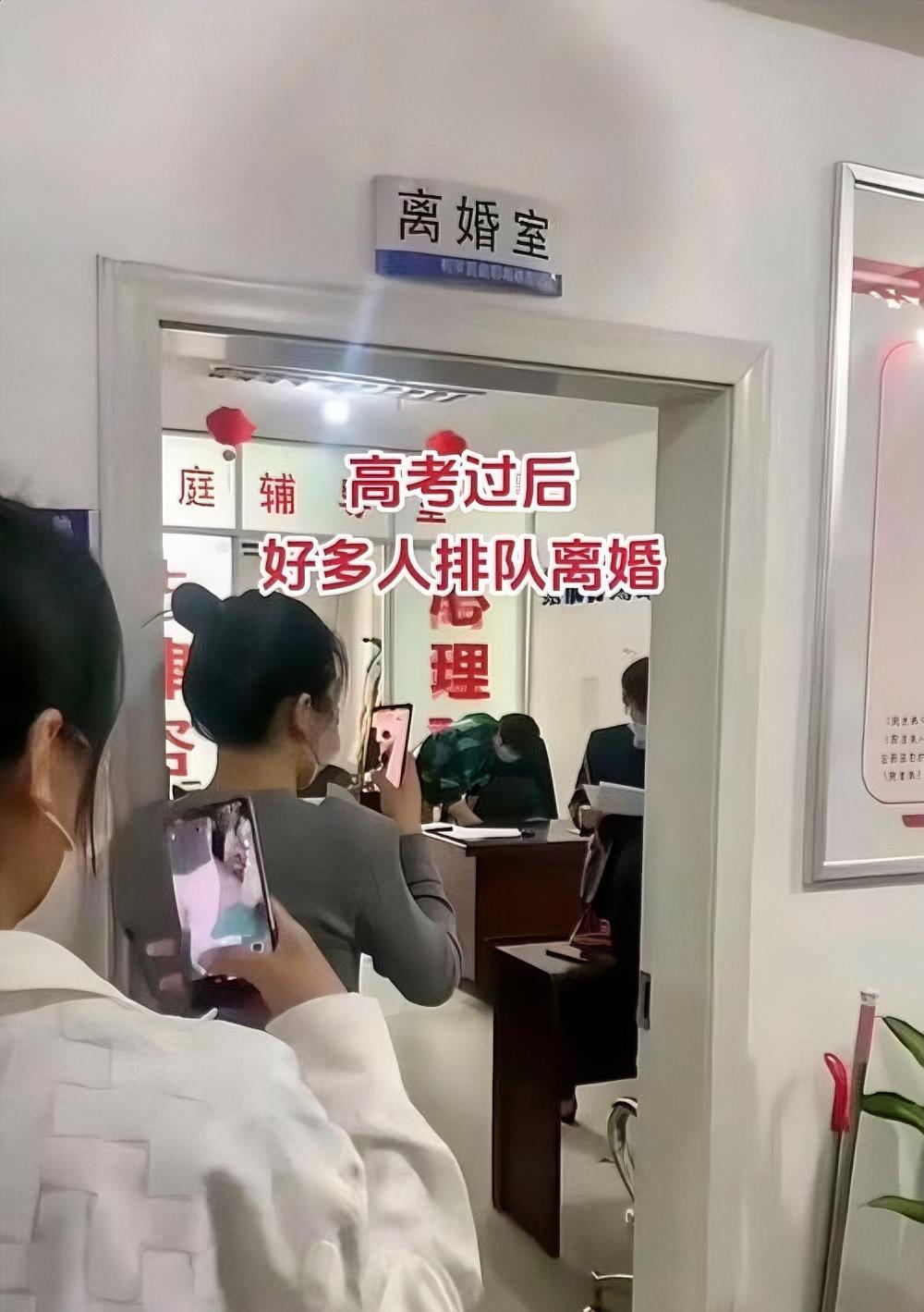 离婚窗口挤爆了！民政局人曝：压垮婚姻的从不是爱没了，而是1个字——穷。民政局工作