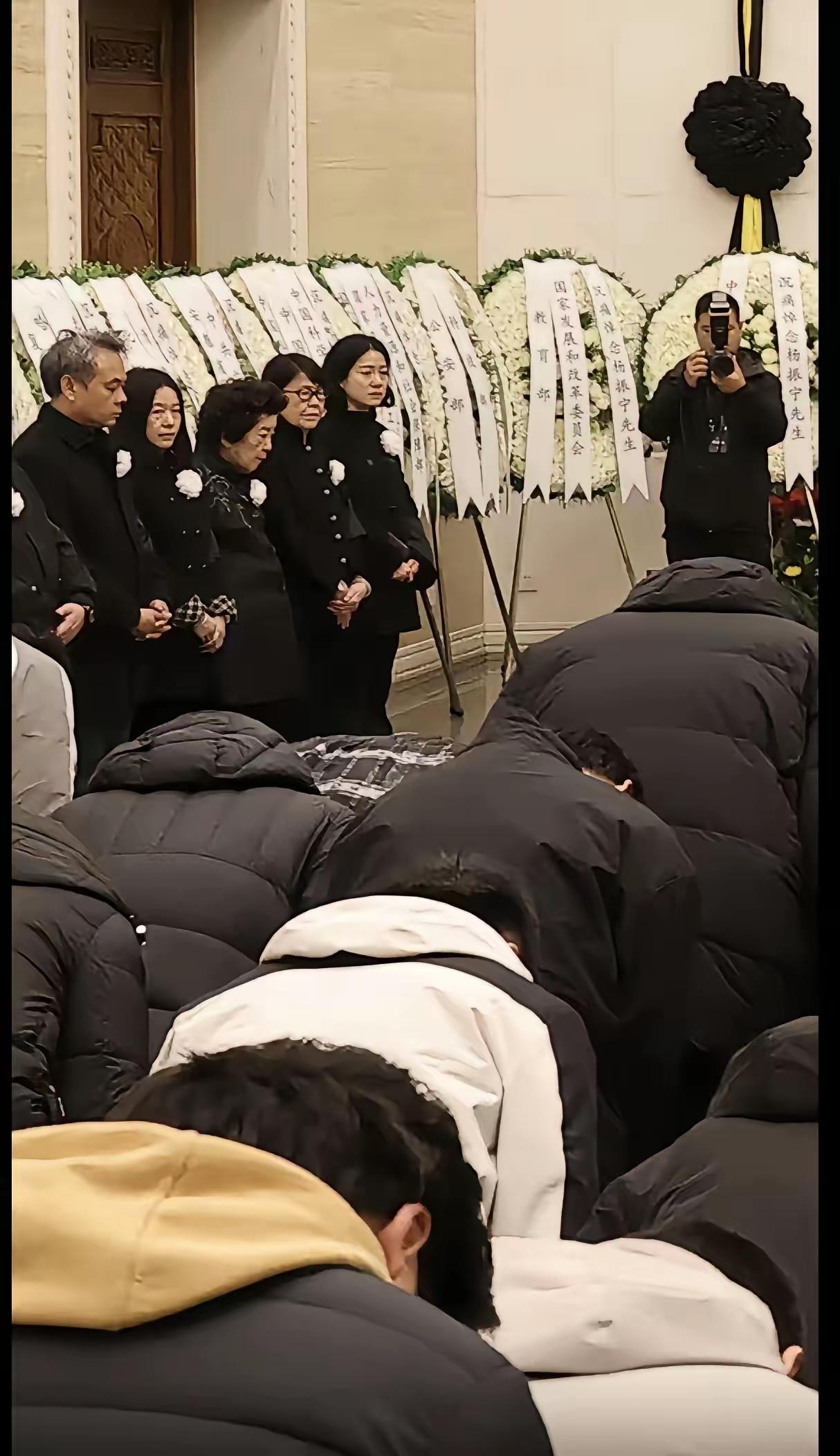 看杨振宁送别会,最在意的是长子缺席?这背后的情比到场更重看了杨振宁先生的送别