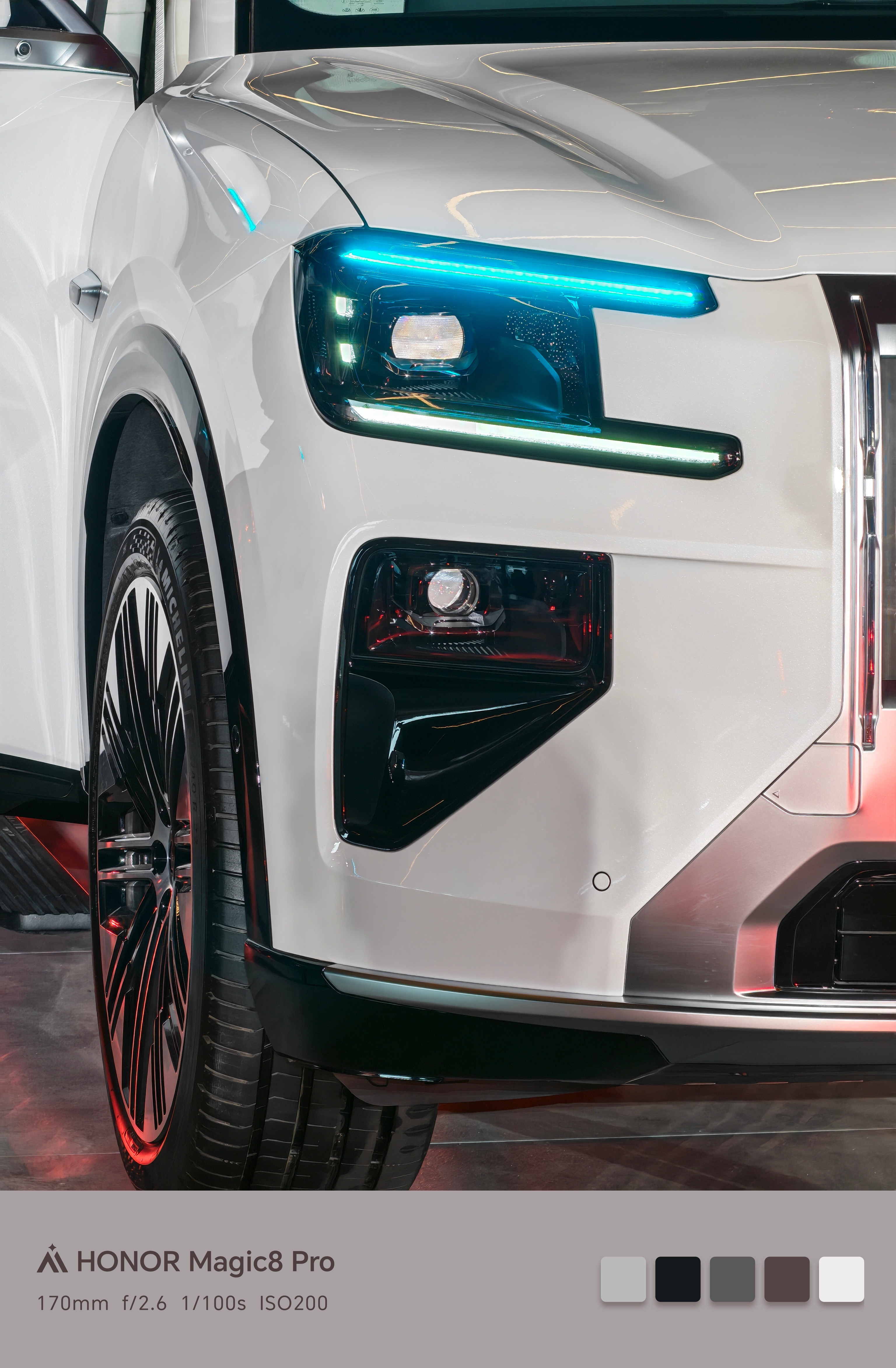 昨天同事在现场看了极氪8X，实车感觉确实不错，这台“新公路之王”跟现在市面上那些