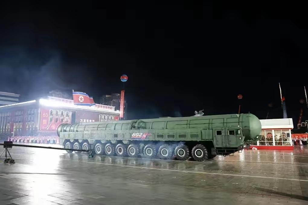 朝鲜比伊朗强太多了。首先是核武器，当美国说你有核武器的时候，你最好真有。