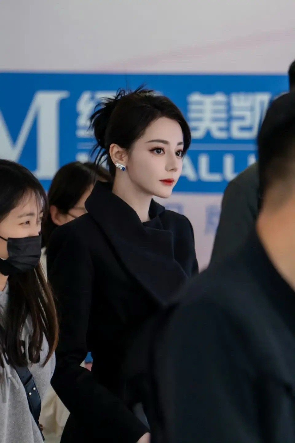 迪丽热巴很不一样的感觉，又美又俊