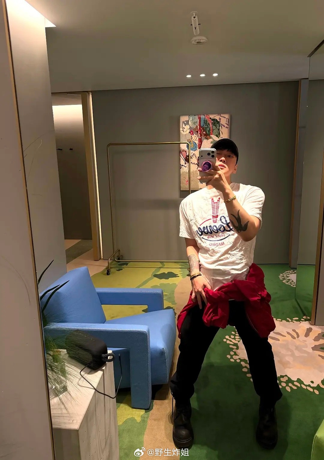 王一博巴黎时装周出图又是御用的摄影师，今天出图已认领，很满意难道鞋子是他的？