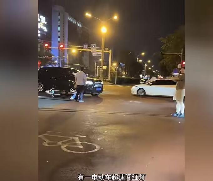 “像你这样的，就应该滚出北京！”9月21日凌晨一点左右，一名骑电动车的小伙在十