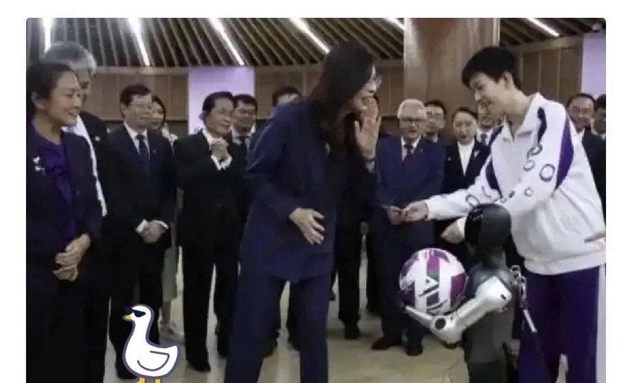郑丽文太让人吃惊了！在参观访问清华附中的时候，她一激动，直接半开玩笑地说要把这机