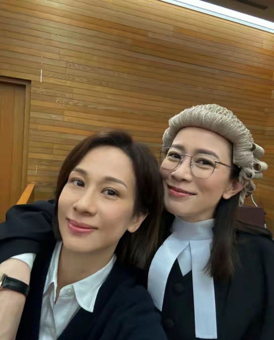 文颂娴时隔20年重返TVB拍戏，素颜状态依旧能打，身形比以往清瘦不少，此前她与丈