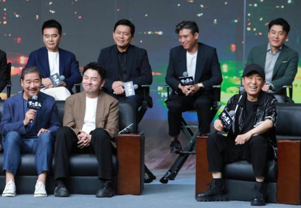 这张照片，我认出了喜容绽放的张艺谋，浓眉小眼的张国立与雷佳音，面色偏黑的李乃文，