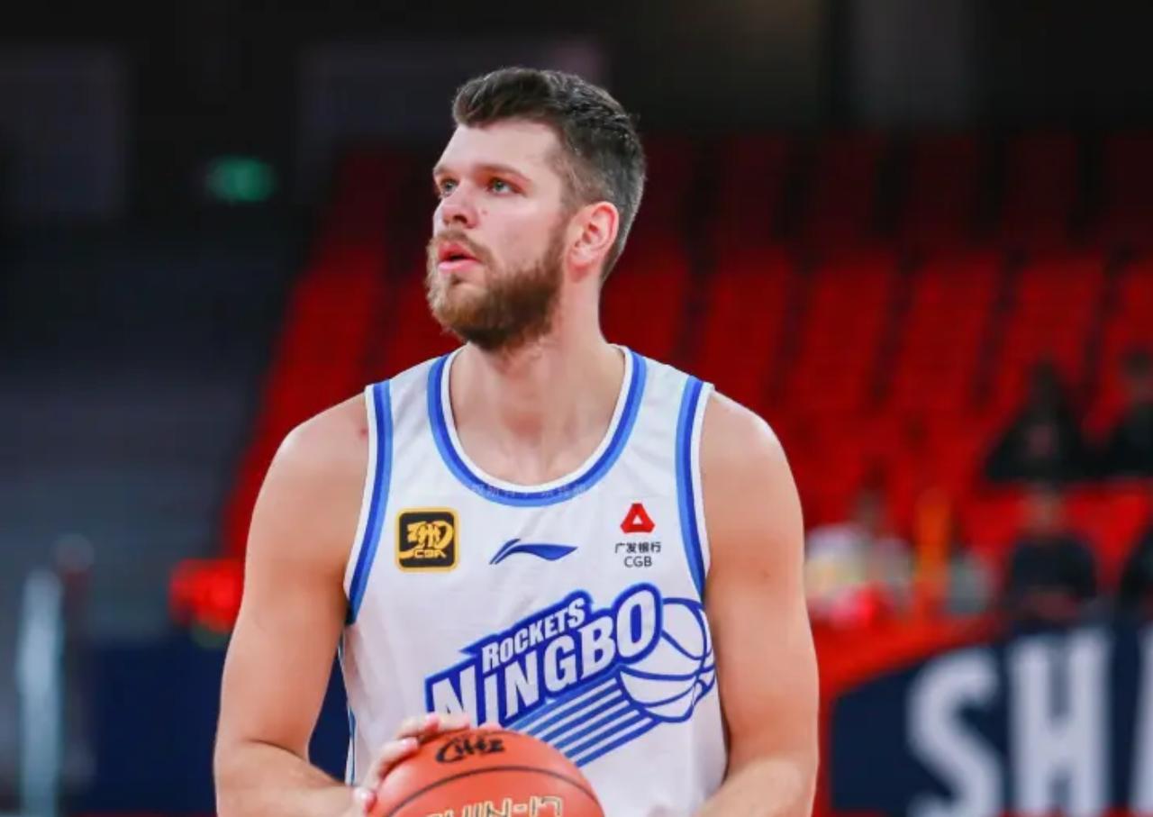 争冠拼图？2米10中锋宣布加盟广东队！CBA圈又迎来重磅消息！身高2米10的中