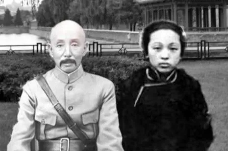 1892年，辽西大地主赵占元在大街上偶遇被围殴的张作霖。尽管被打年仅17岁的张作