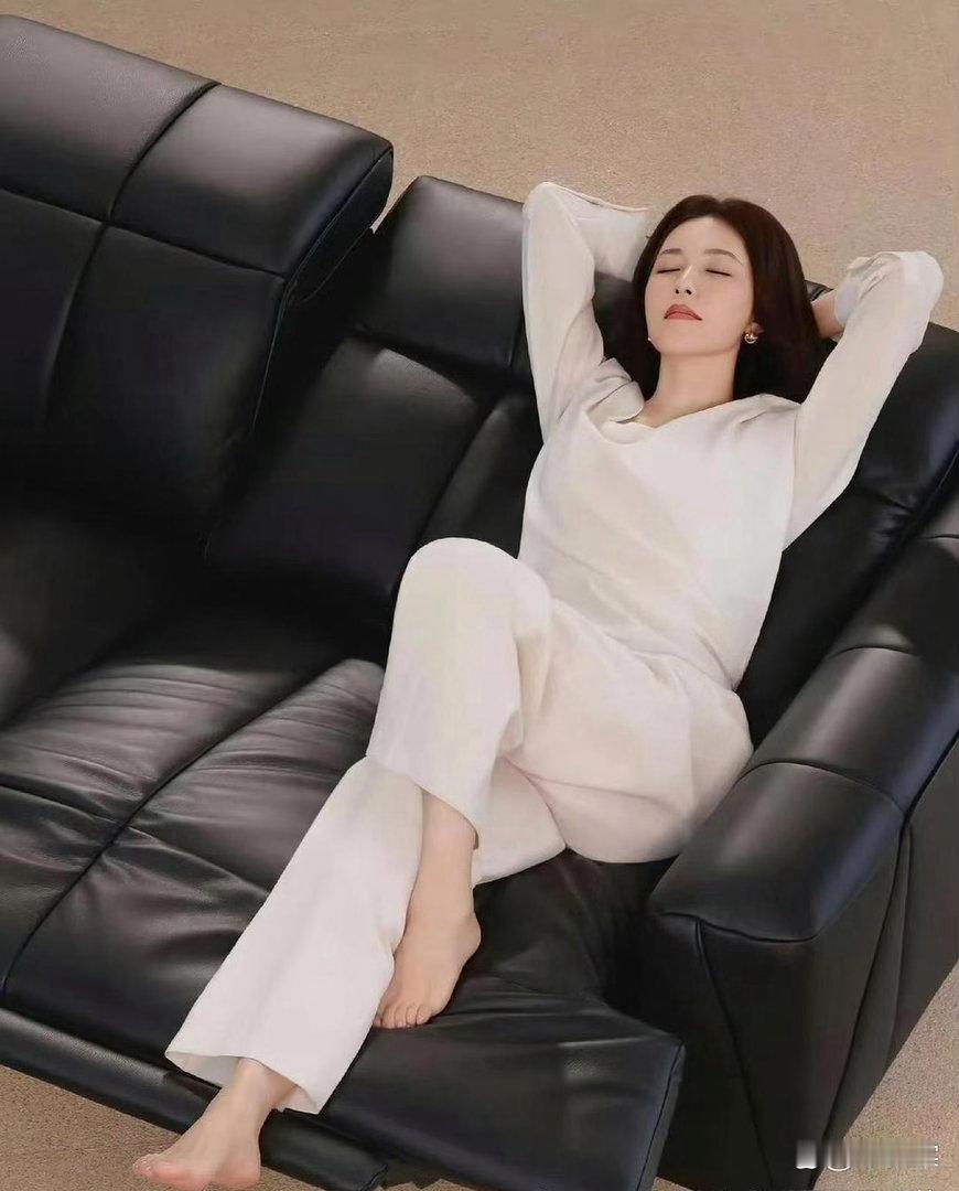 曾黎的颜值实在太过出众，美得极具辨识度，属于难得一见的大美女。​​​