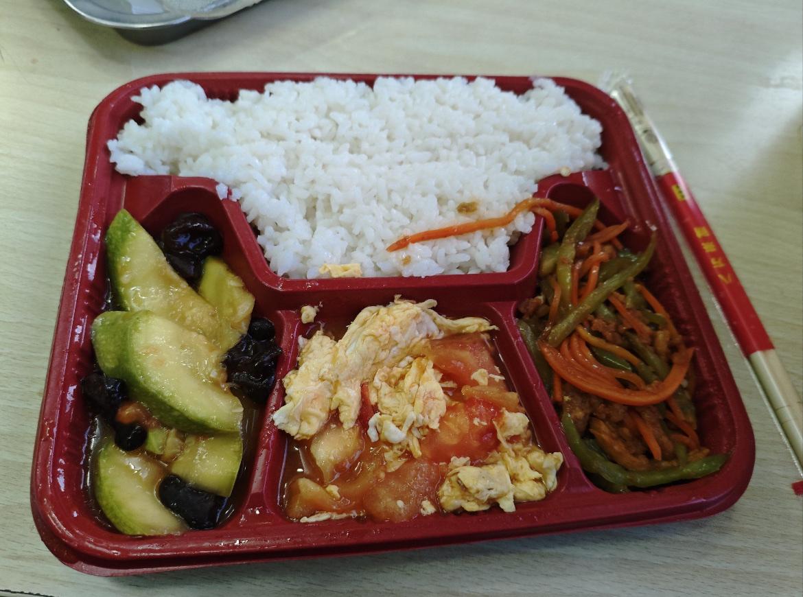 泪目，火车上遇见这个男孩，个小‮几十，大不纪年他时的车程，水‮着站直一不喝，