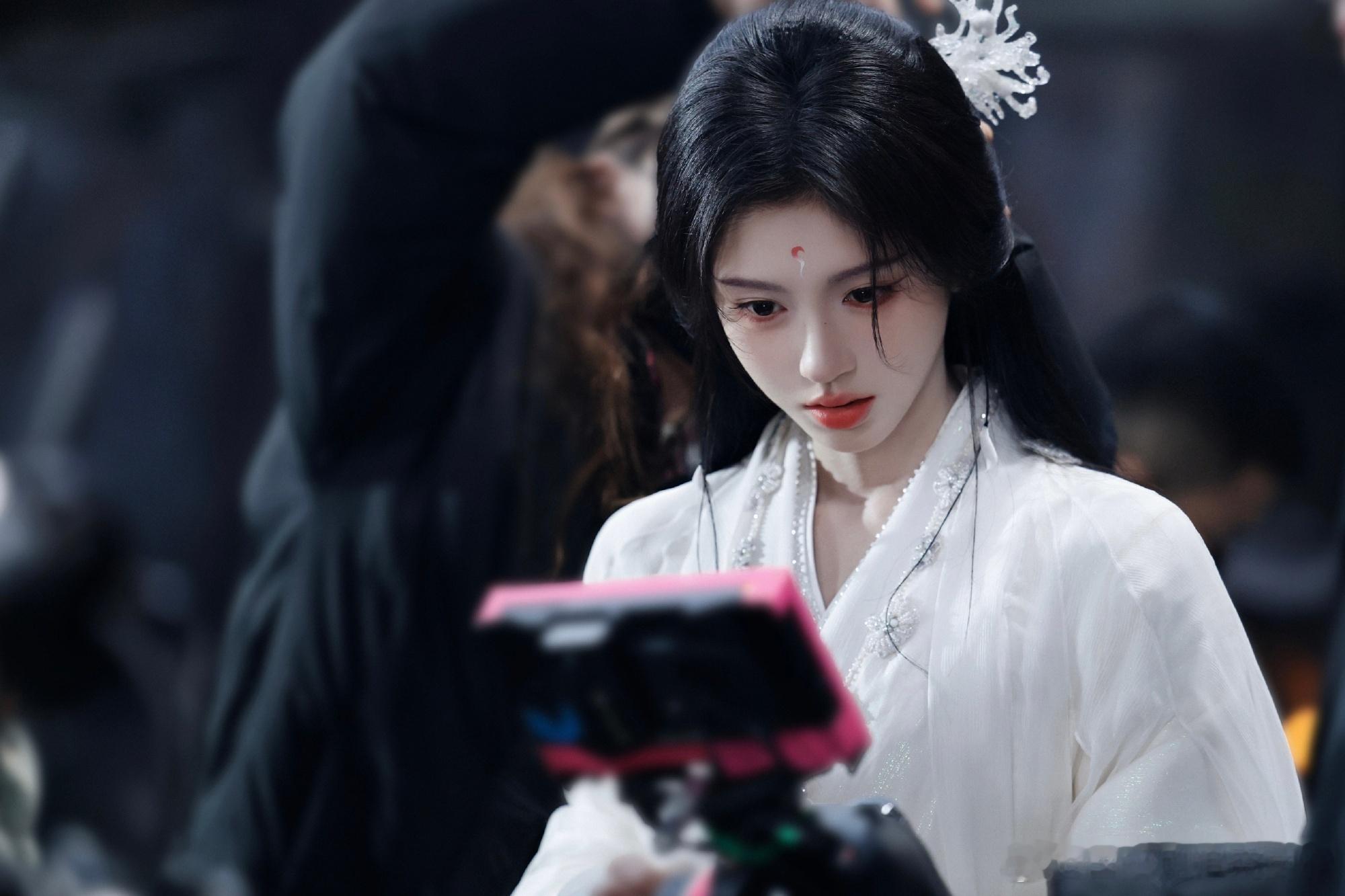 1、鞠婧祎接下来会官宣RUFl的商务一个来白澳洲家居品牌。2、仙侠剧《剑阁闻